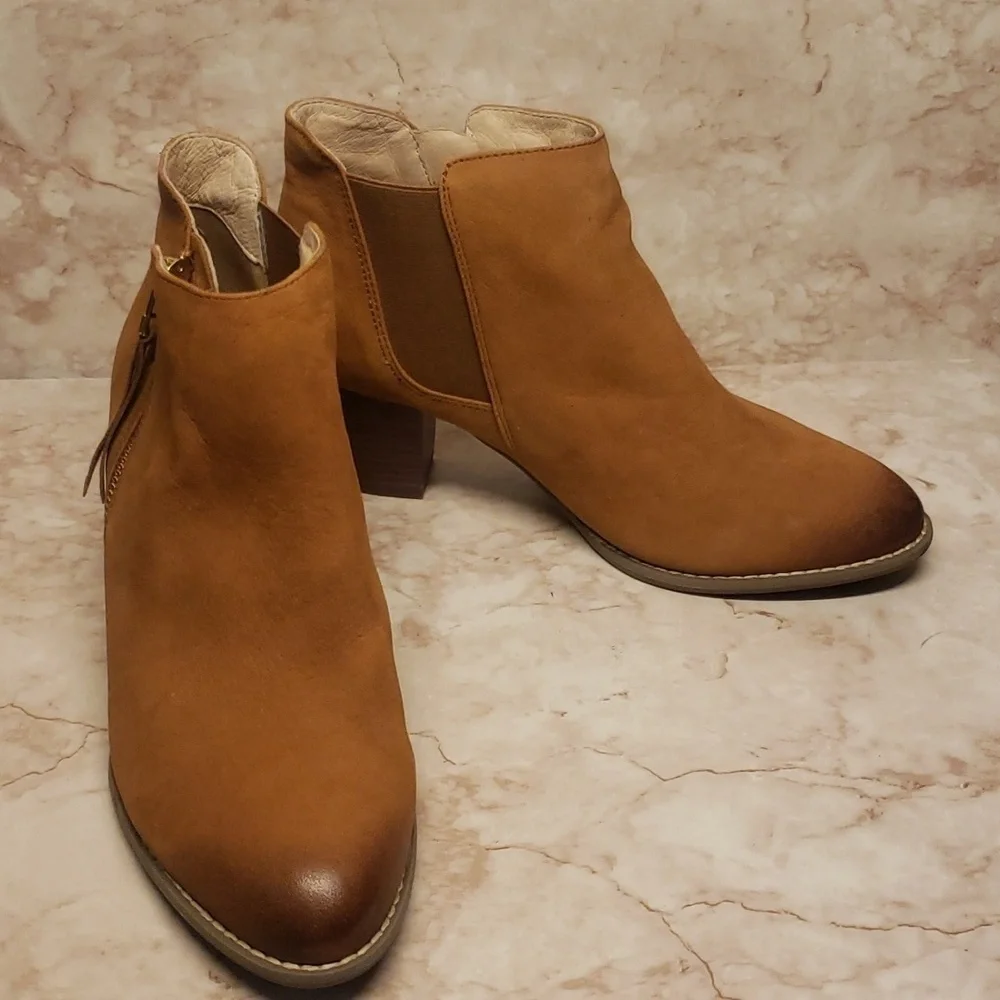 Vionic low heel ankle zip women's boots size 9